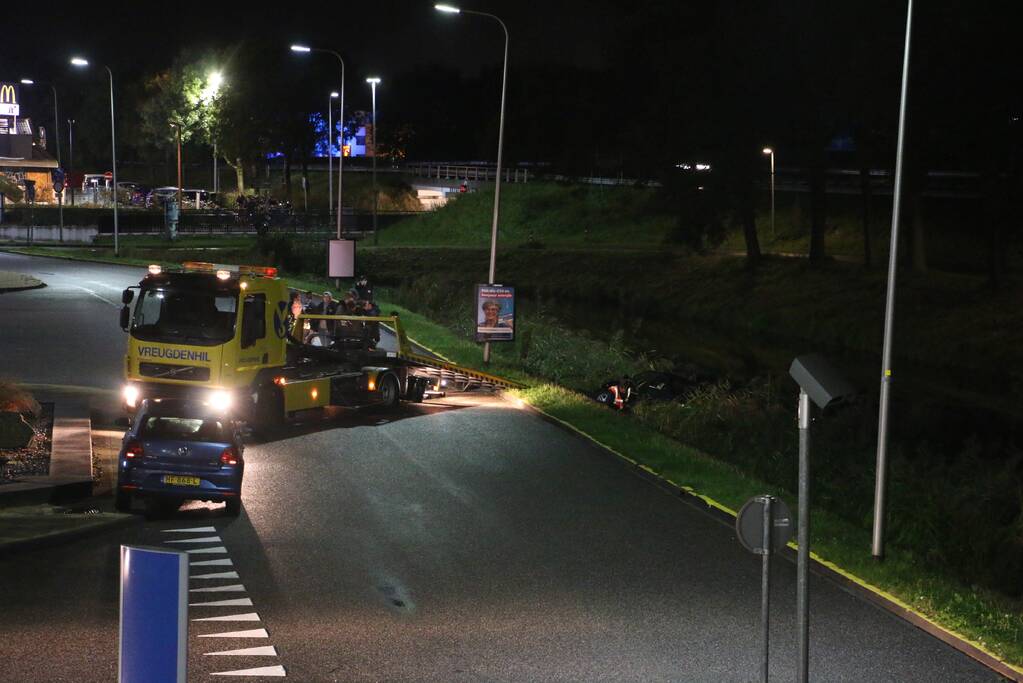 Auto raakt te water bij station