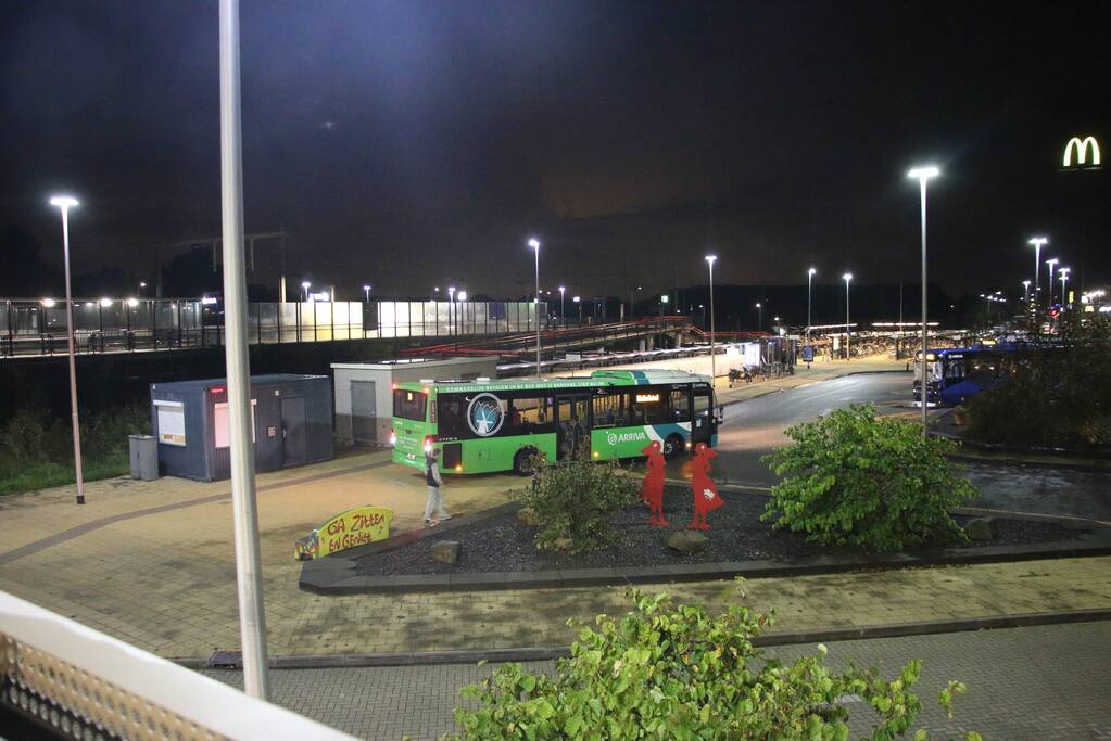 Auto raakt te water bij station