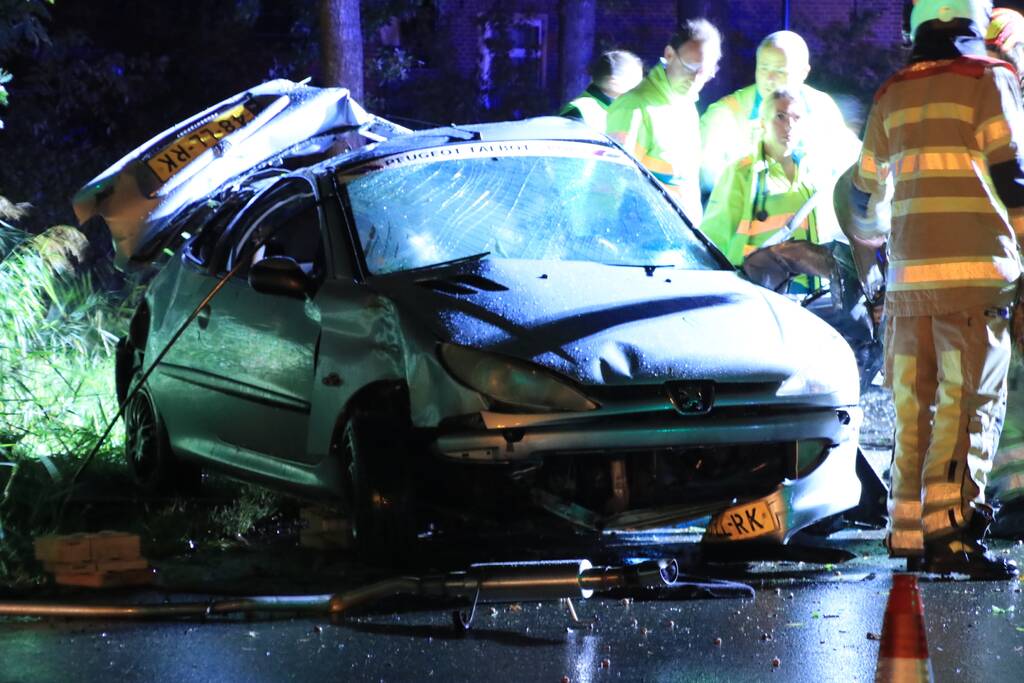 Auto slaat over de kop en raakt boom