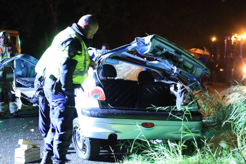 Auto slaat over de kop en raakt boom