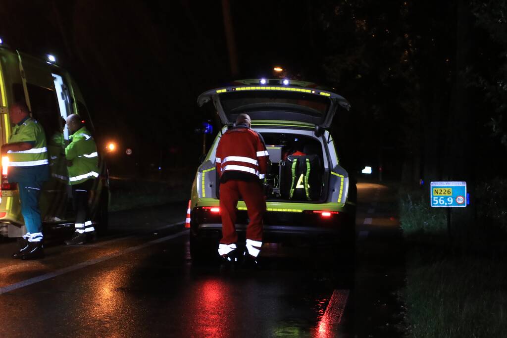 Auto slaat over de kop en raakt boom