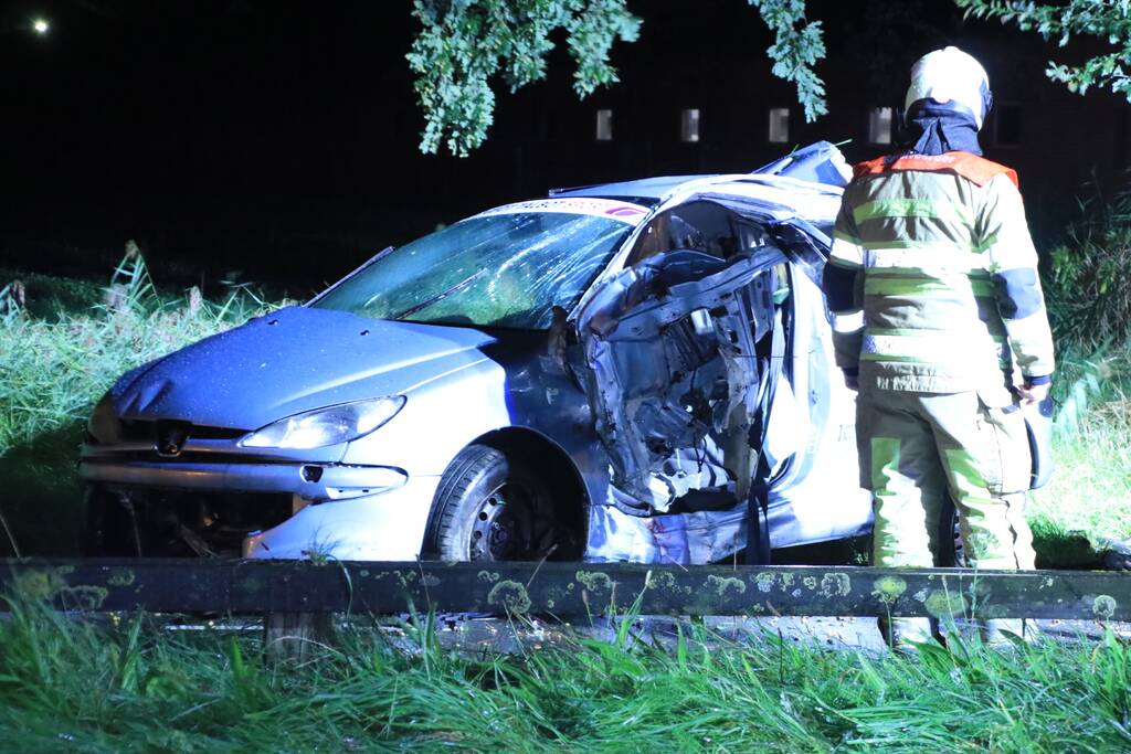Auto slaat over de kop en raakt boom