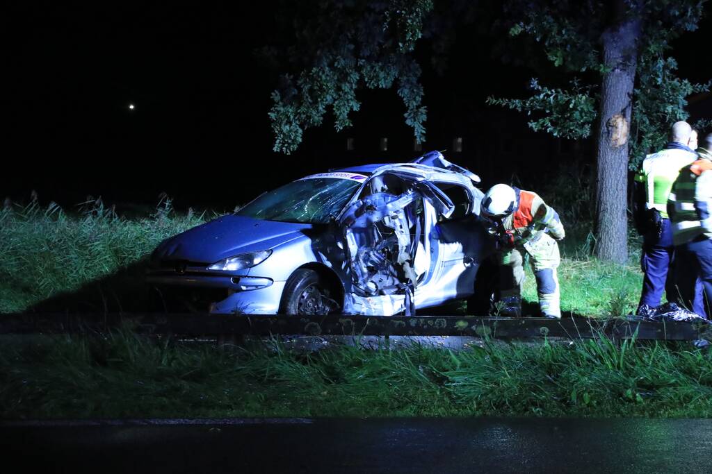 Auto slaat over de kop en raakt boom