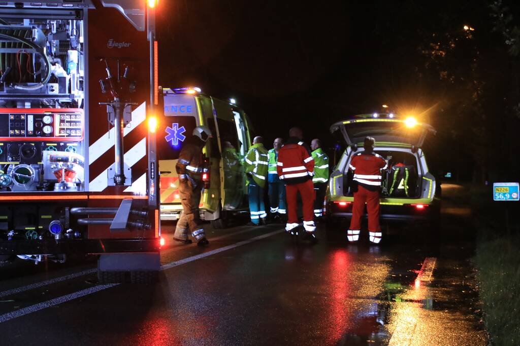 Auto slaat over de kop en raakt boom