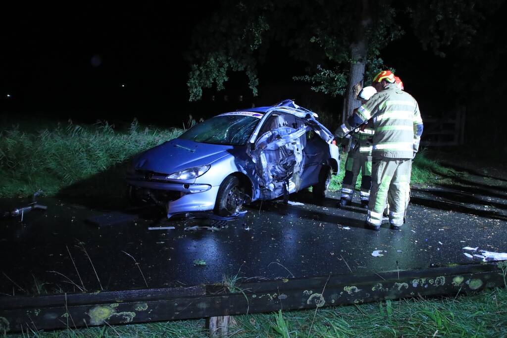Auto slaat over de kop en raakt boom