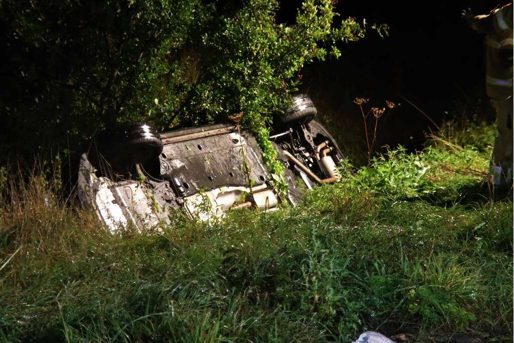 Auto op kop in sloot, bestuurder overleden