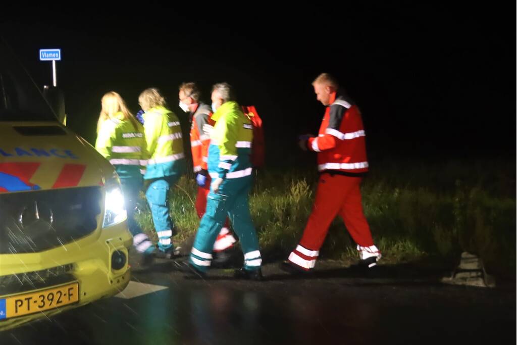 Auto op kop in sloot, bestuurder overleden