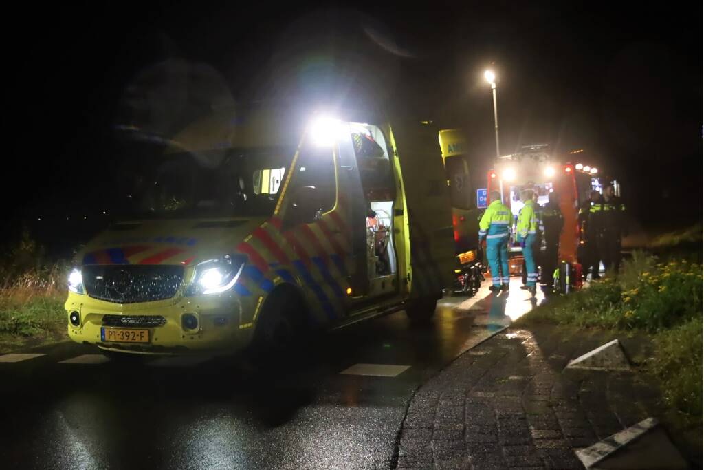 Auto op kop in sloot, bestuurder overleden