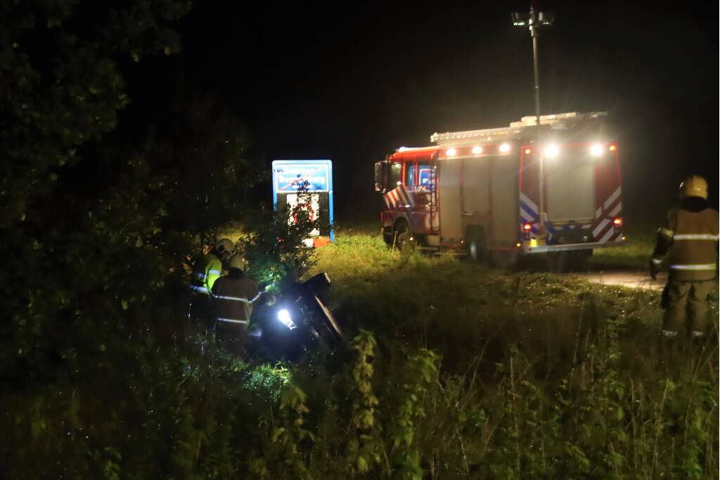 Auto op kop in sloot, bestuurder overleden
