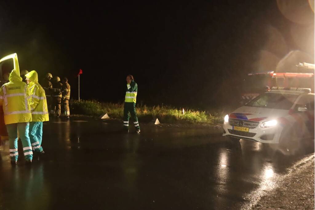Auto op kop in sloot, bestuurder overleden