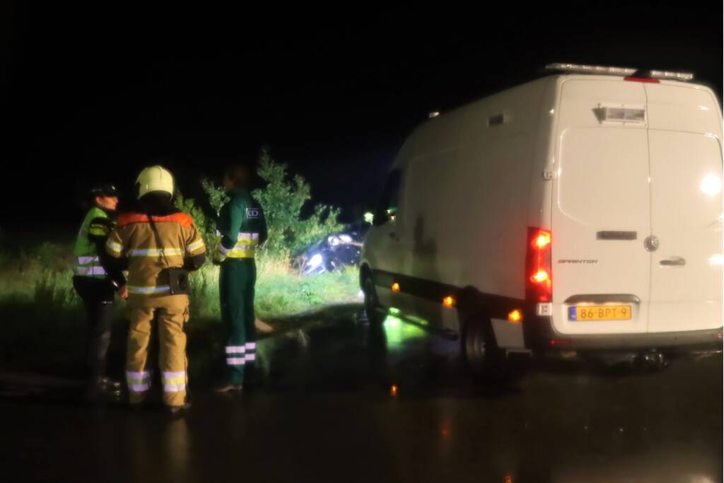 Auto op kop in sloot, bestuurder overleden