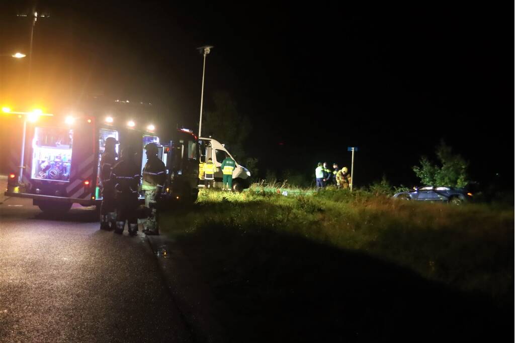 Auto op kop in sloot, bestuurder overleden