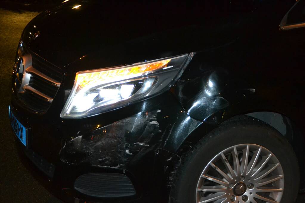 Automobilist rijdt door na aanrijden met taxibus