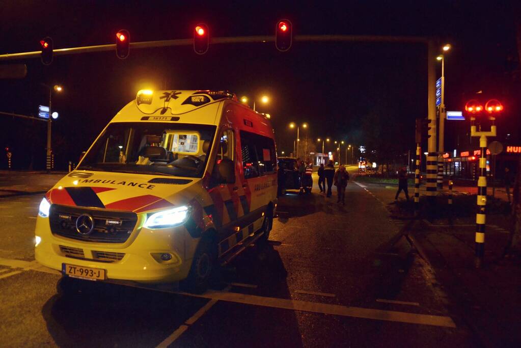 Automobilist rijdt door na aanrijden met taxibus