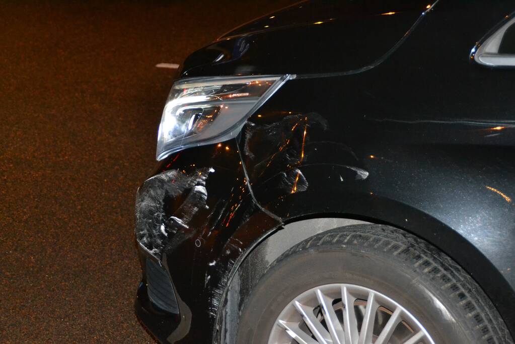 Automobilist rijdt door na aanrijden met taxibus