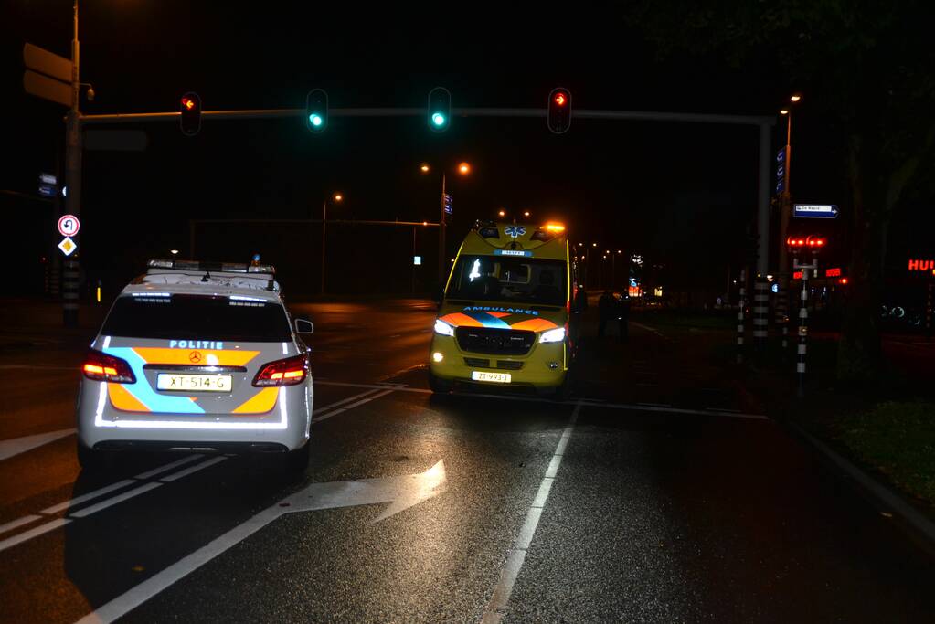 Automobilist rijdt door na aanrijden met taxibus