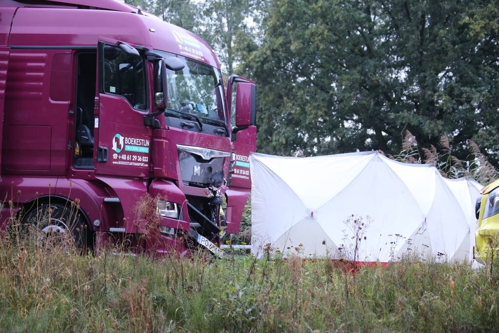 Dodelijk ongeval tussen vrachtwagen en motor