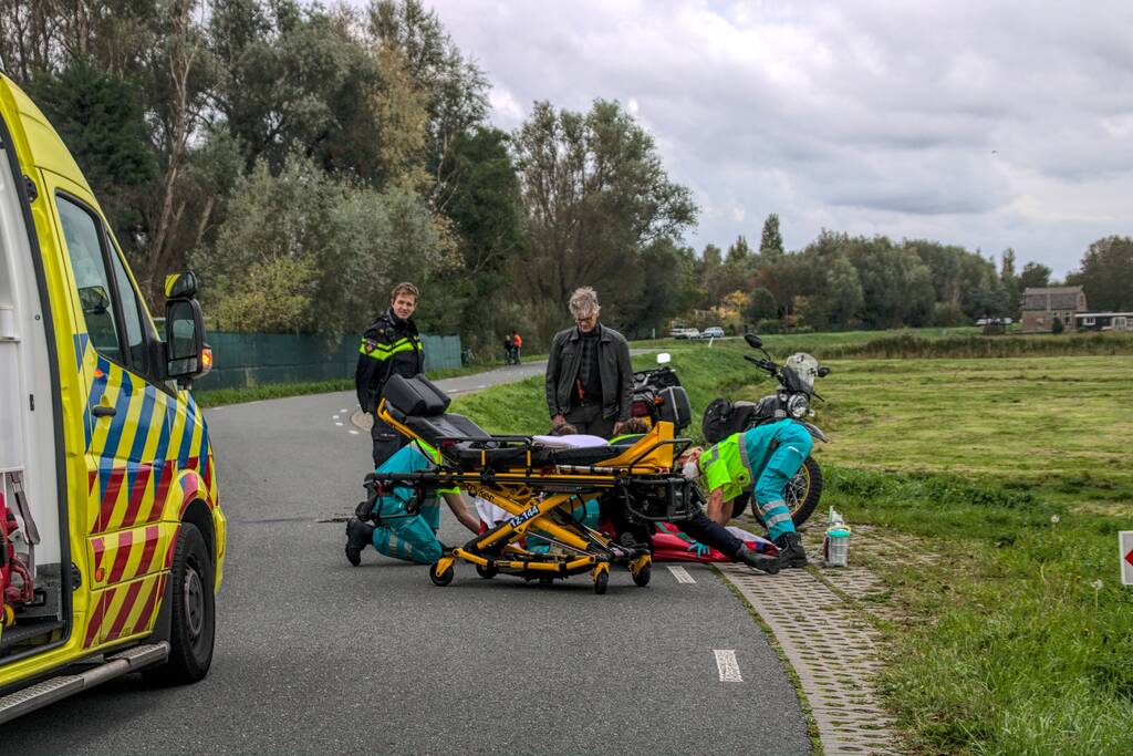 Motorrijder vliegt uit de bocht