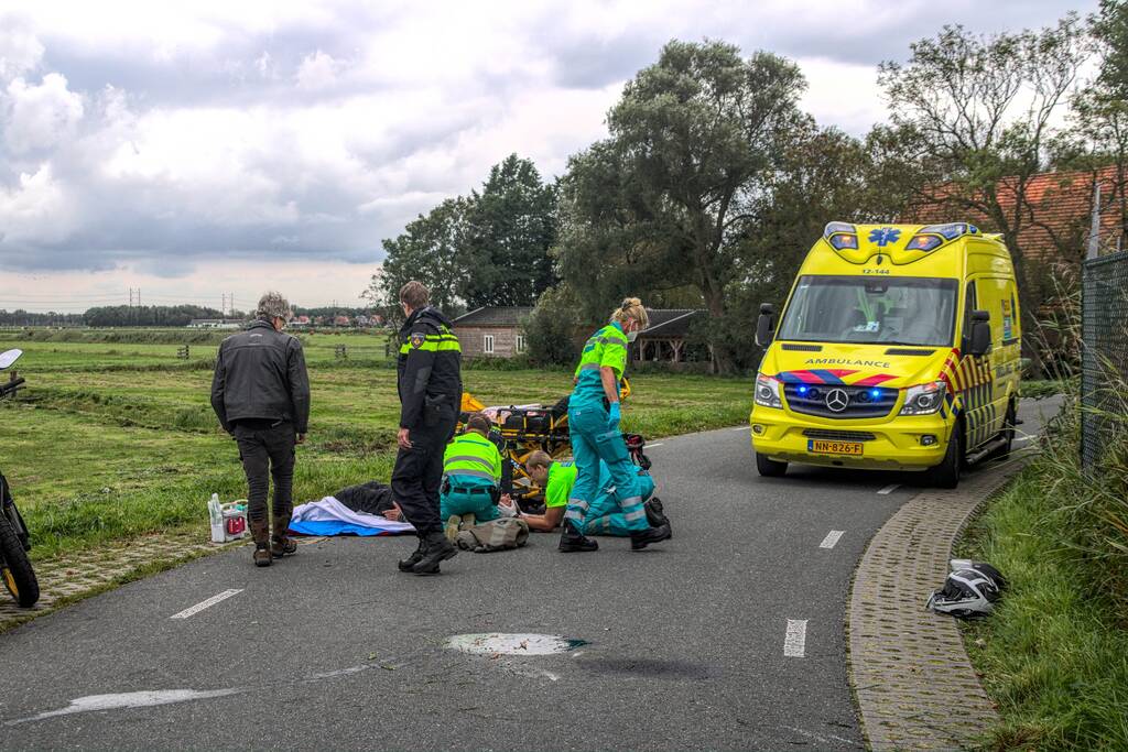 Motorrijder vliegt uit de bocht
