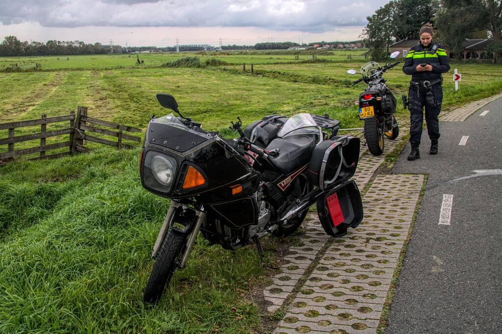 Motorrijder vliegt uit de bocht
