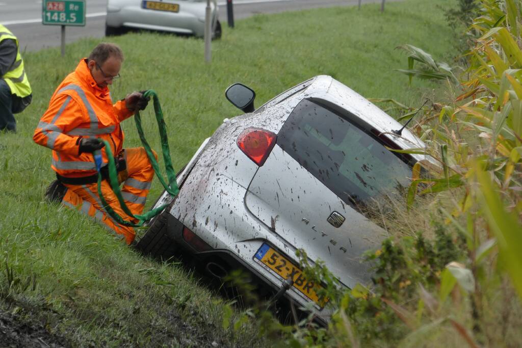 Auto belandt in sloot langs snelweg