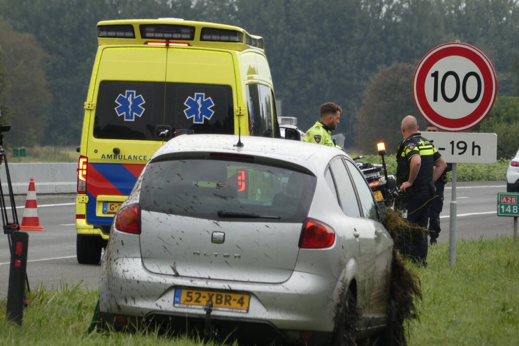 Auto belandt in sloot langs snelweg