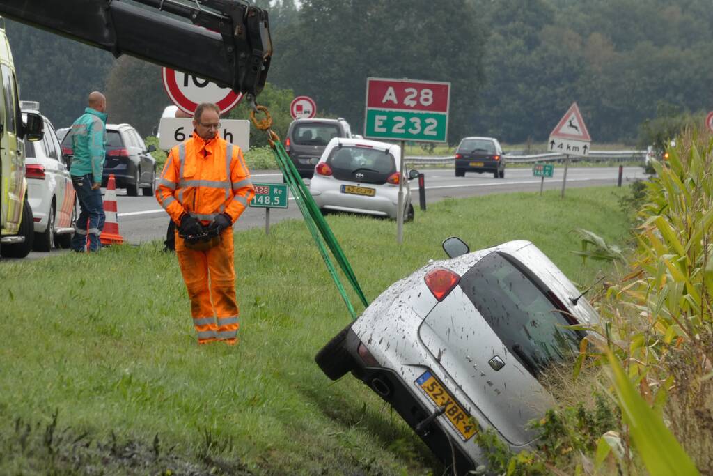Auto belandt in sloot langs snelweg