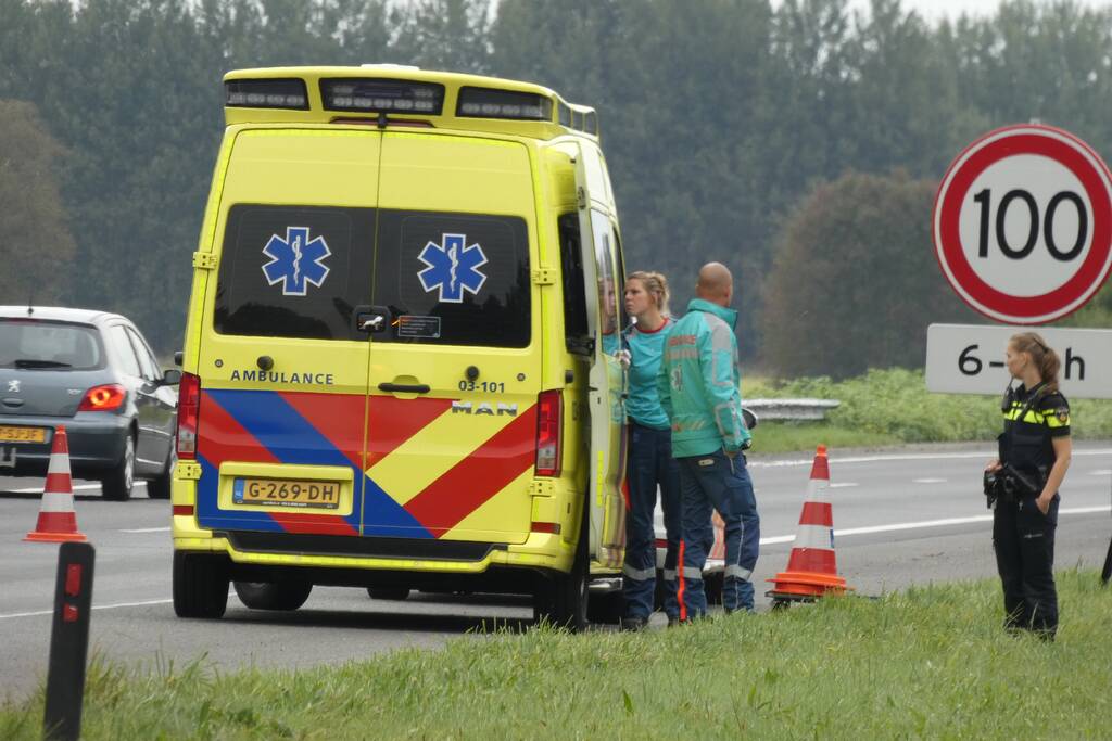 Auto belandt in sloot langs snelweg