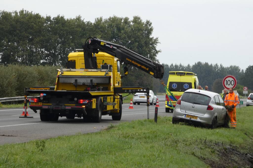 Auto belandt in sloot langs snelweg