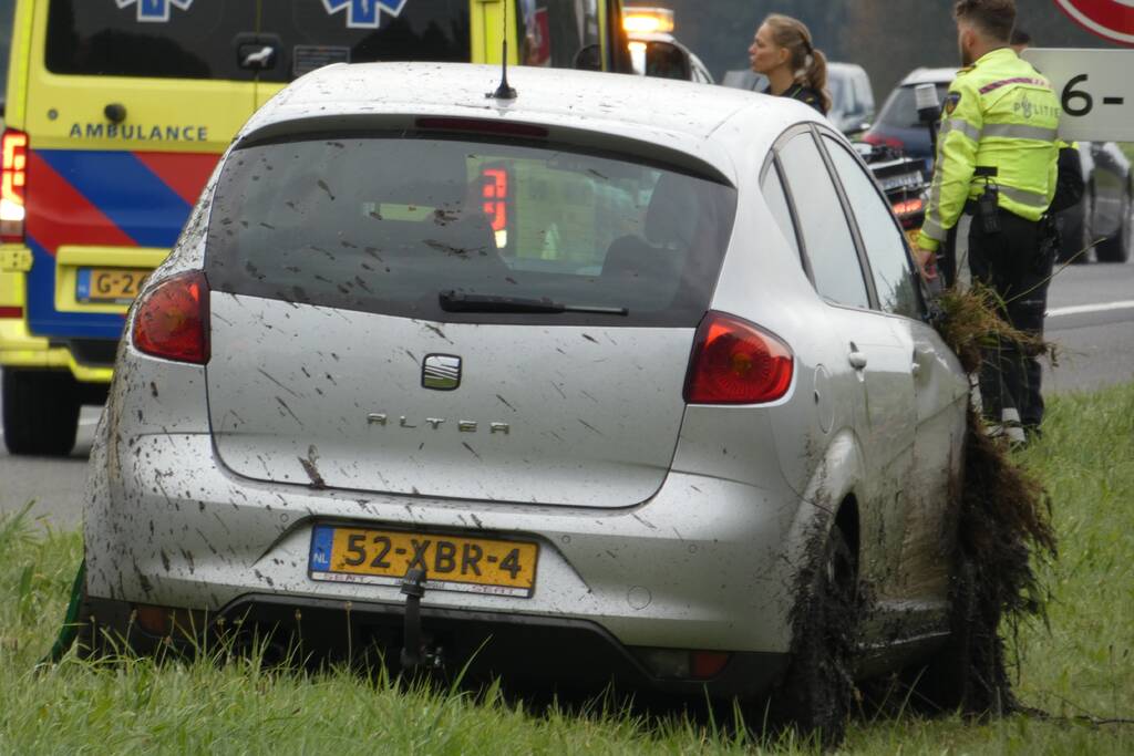 Auto belandt in sloot langs snelweg