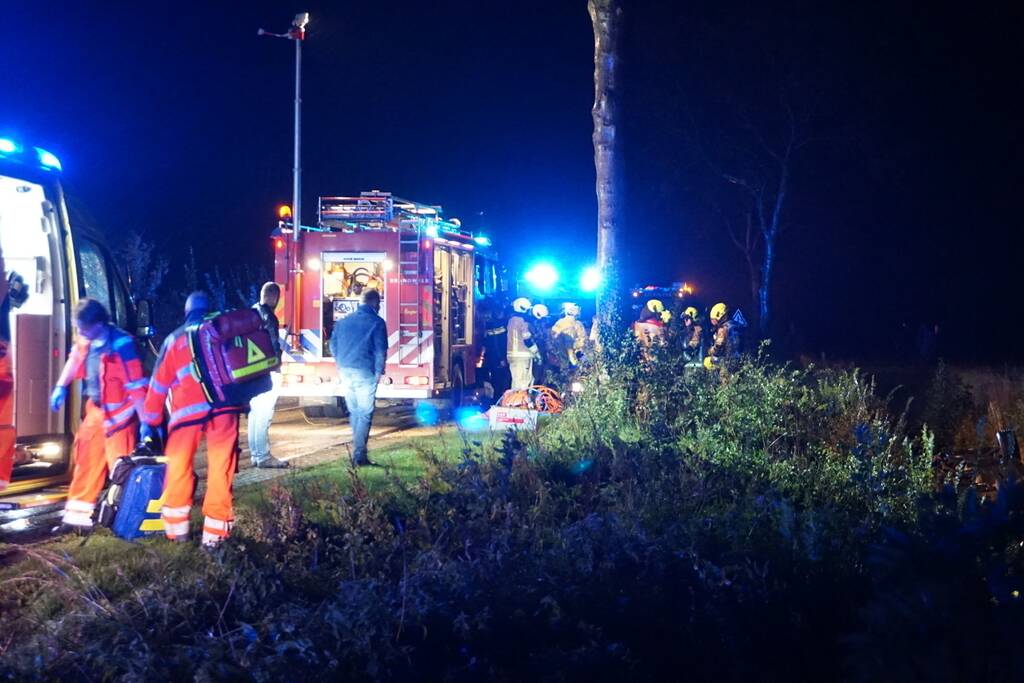 Drie gewonden nadat auto op kop in sloot belandt