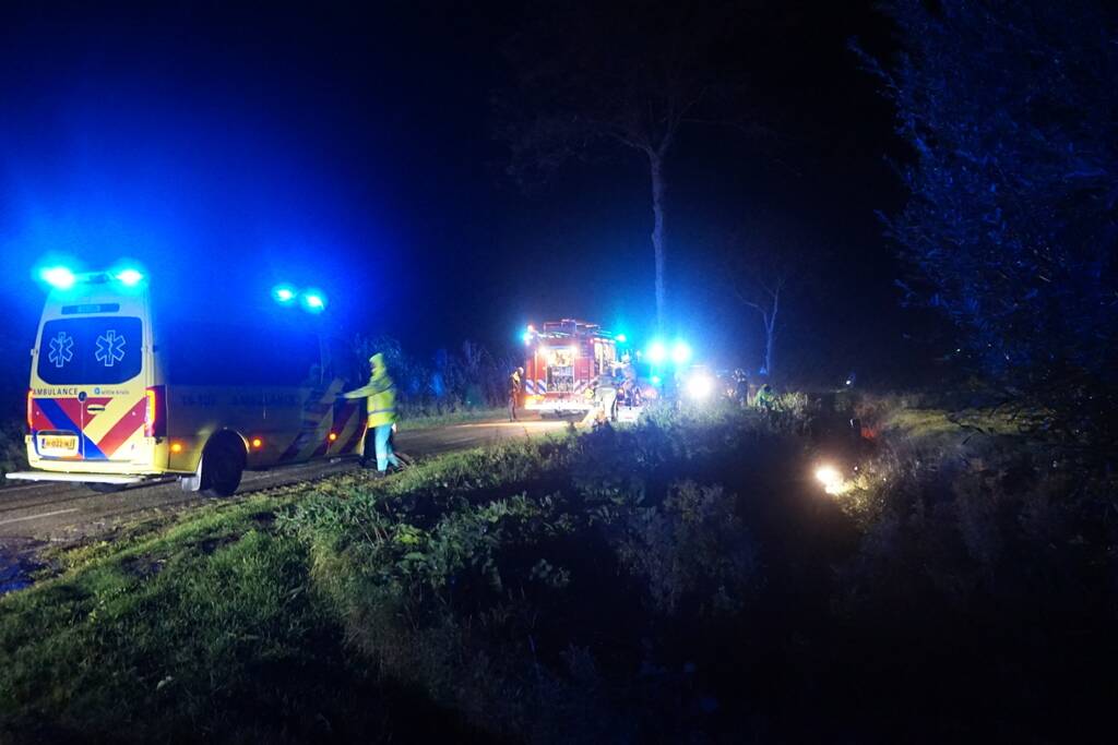 Drie gewonden nadat auto op kop in sloot belandt