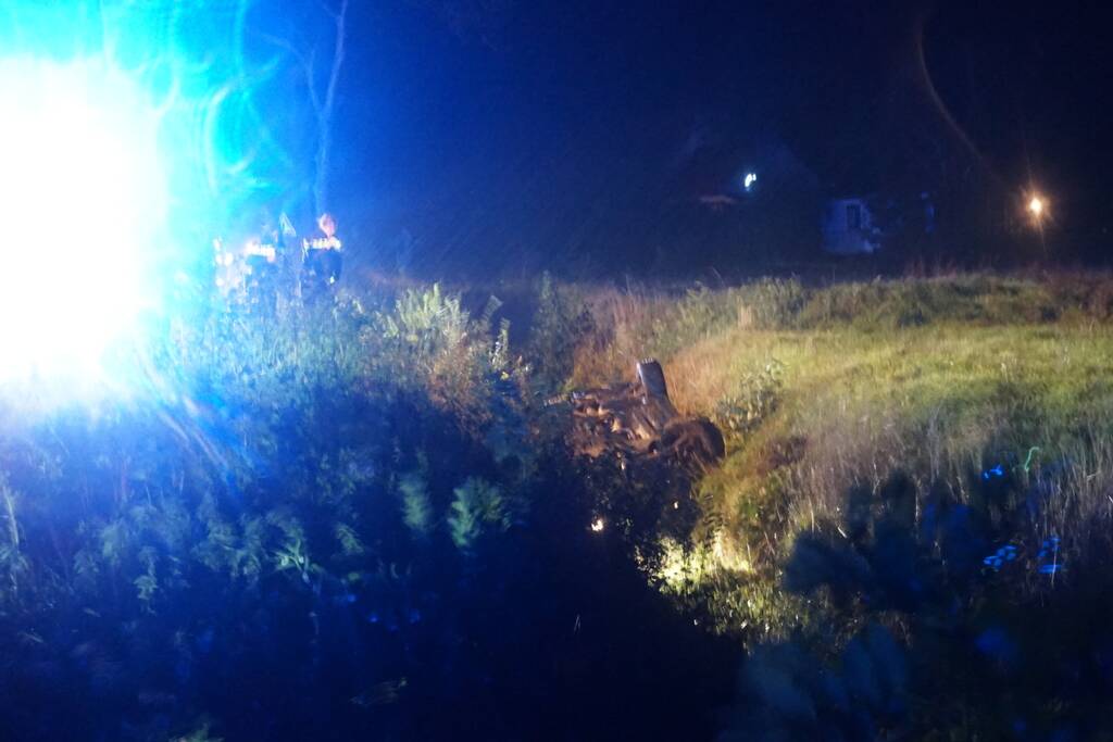 Drie gewonden nadat auto op kop in sloot belandt