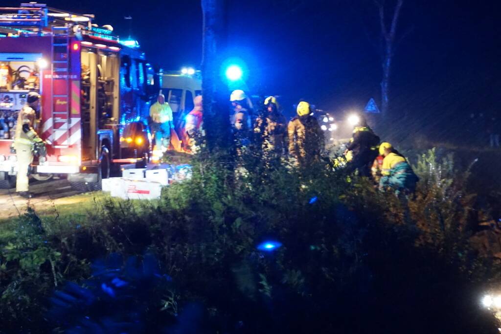 Drie gewonden nadat auto op kop in sloot belandt