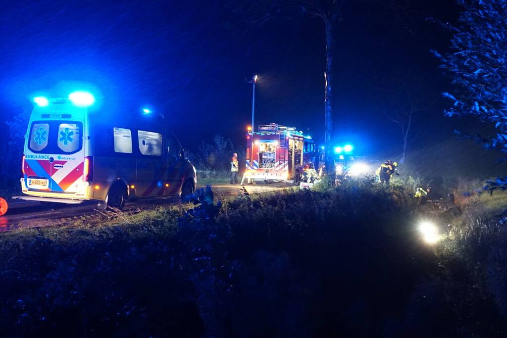 Drie gewonden nadat auto op kop in sloot belandt