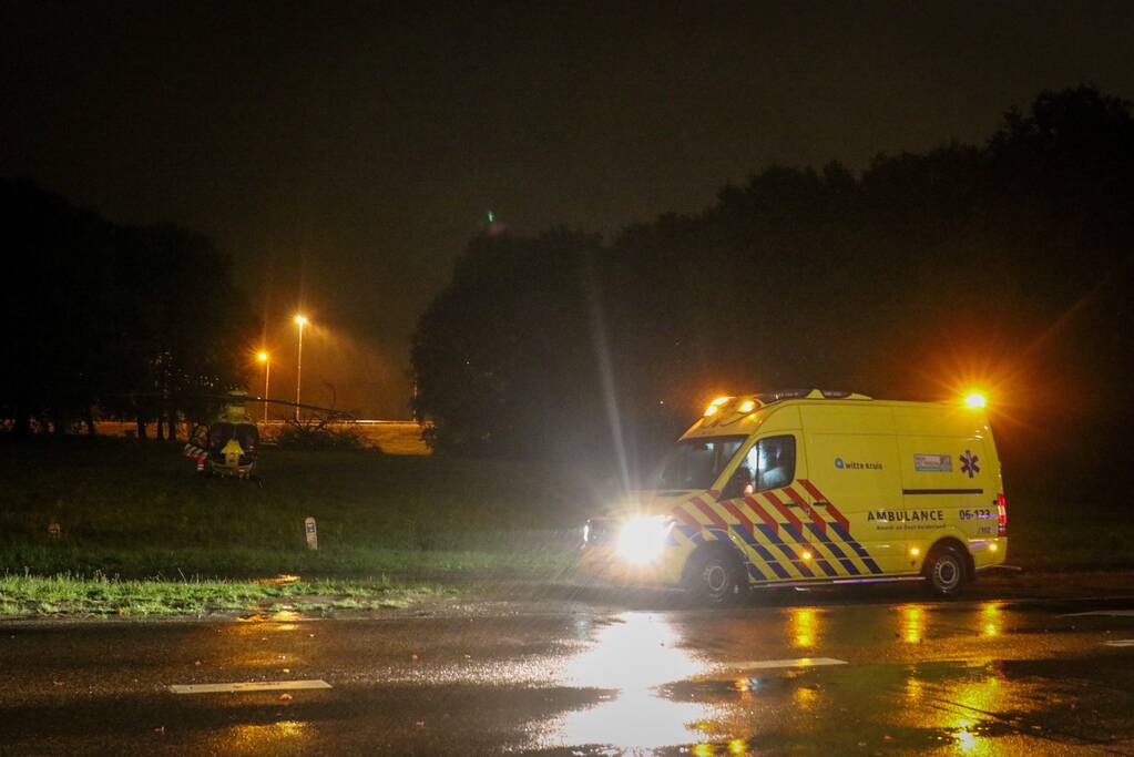 Traumahelikopter landt voor zwaargewond persoon