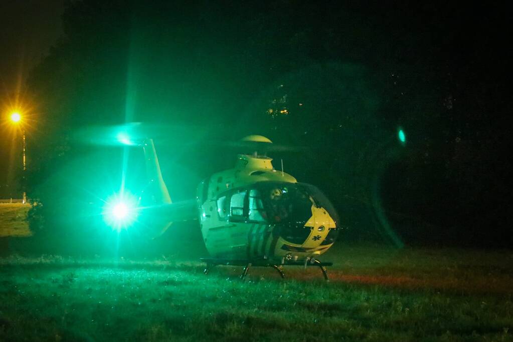 Traumahelikopter landt voor zwaargewond persoon