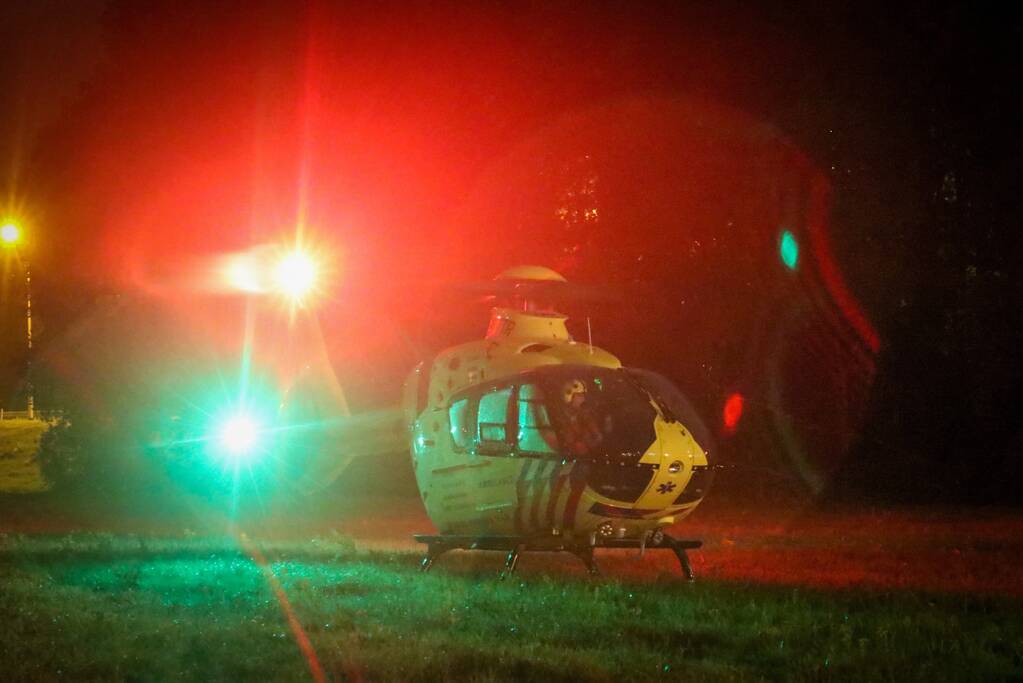 Traumahelikopter landt voor zwaargewond persoon