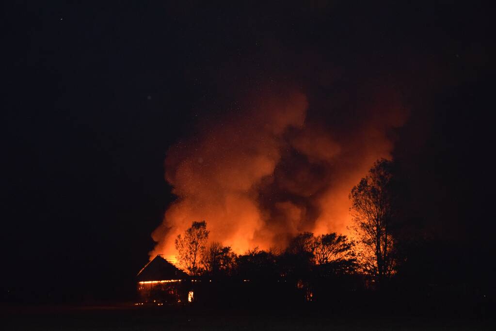 Grote uitslaande brand in loods