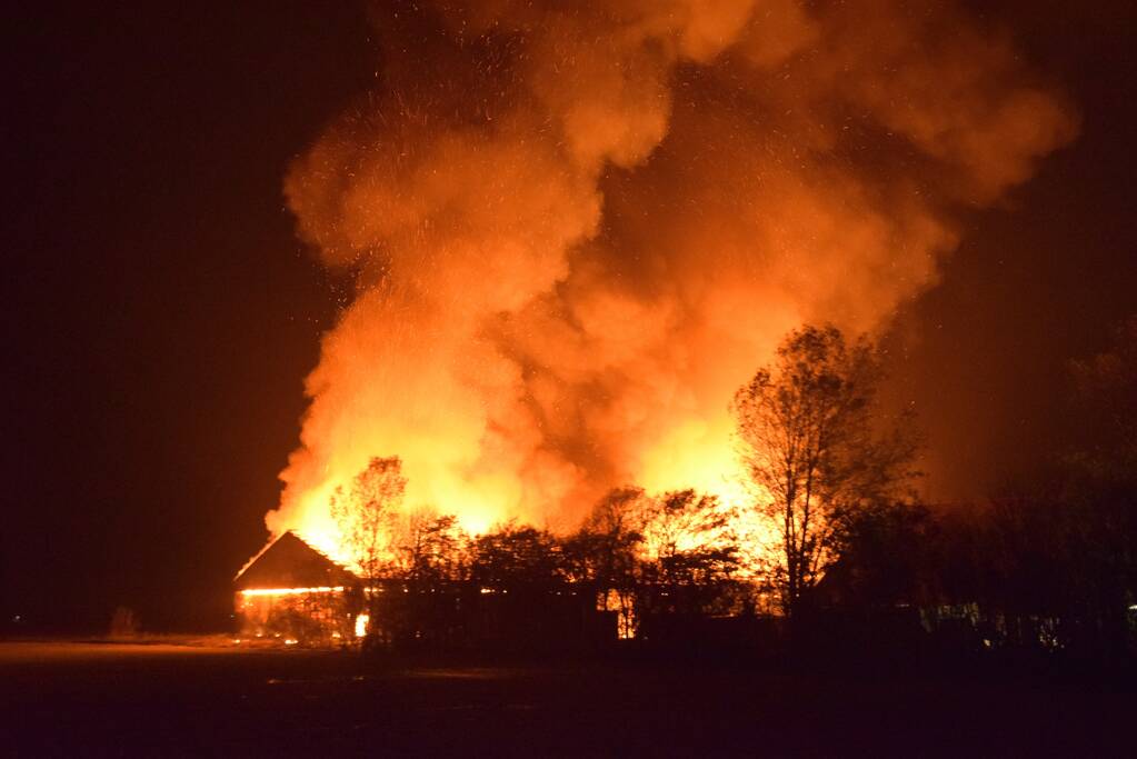 Grote uitslaande brand in loods