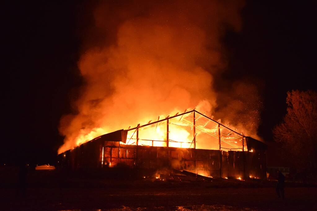 Grote uitslaande brand in loods