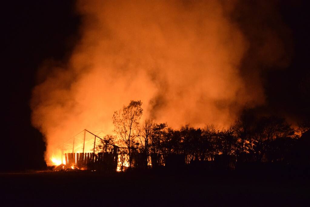 Grote uitslaande brand in loods