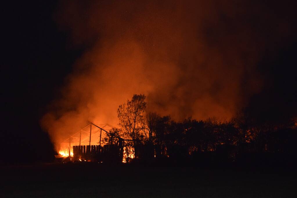 Grote uitslaande brand in loods