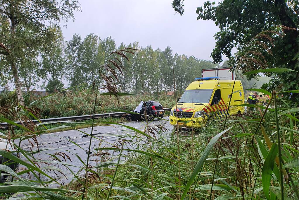 Dode na aanrijding tussen vrachtwagen en personenauto