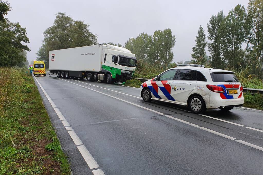 Dode na aanrijding tussen vrachtwagen en personenauto