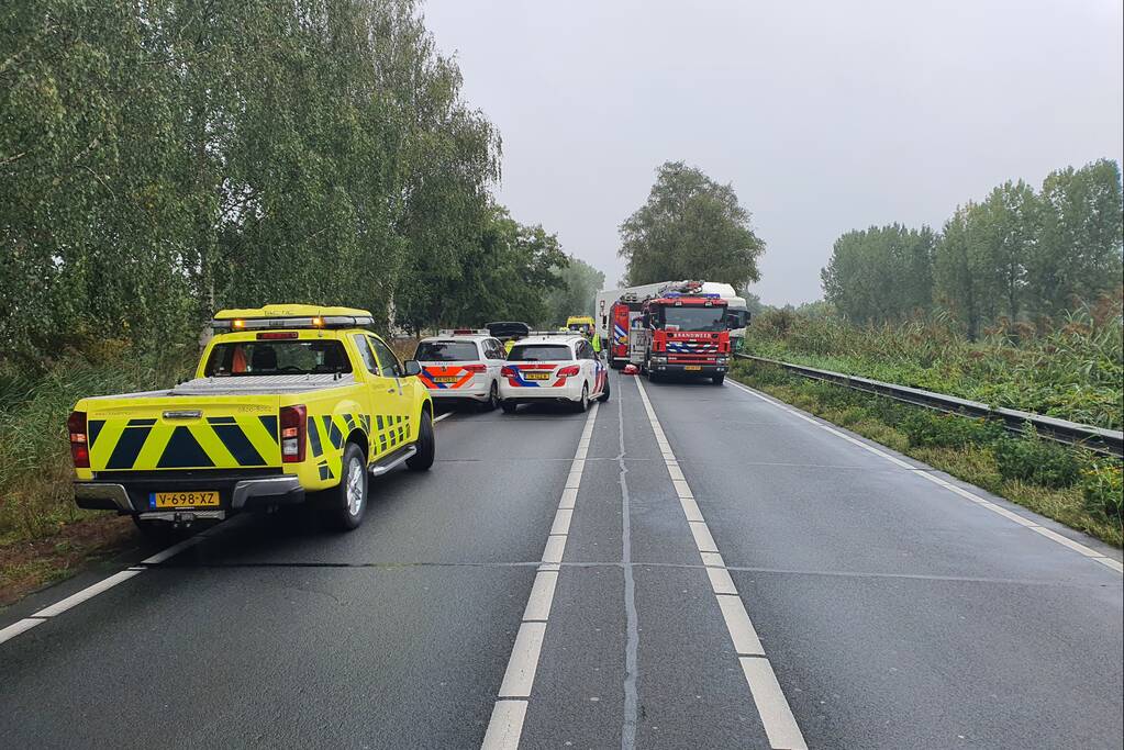 Dode na aanrijding tussen vrachtwagen en personenauto