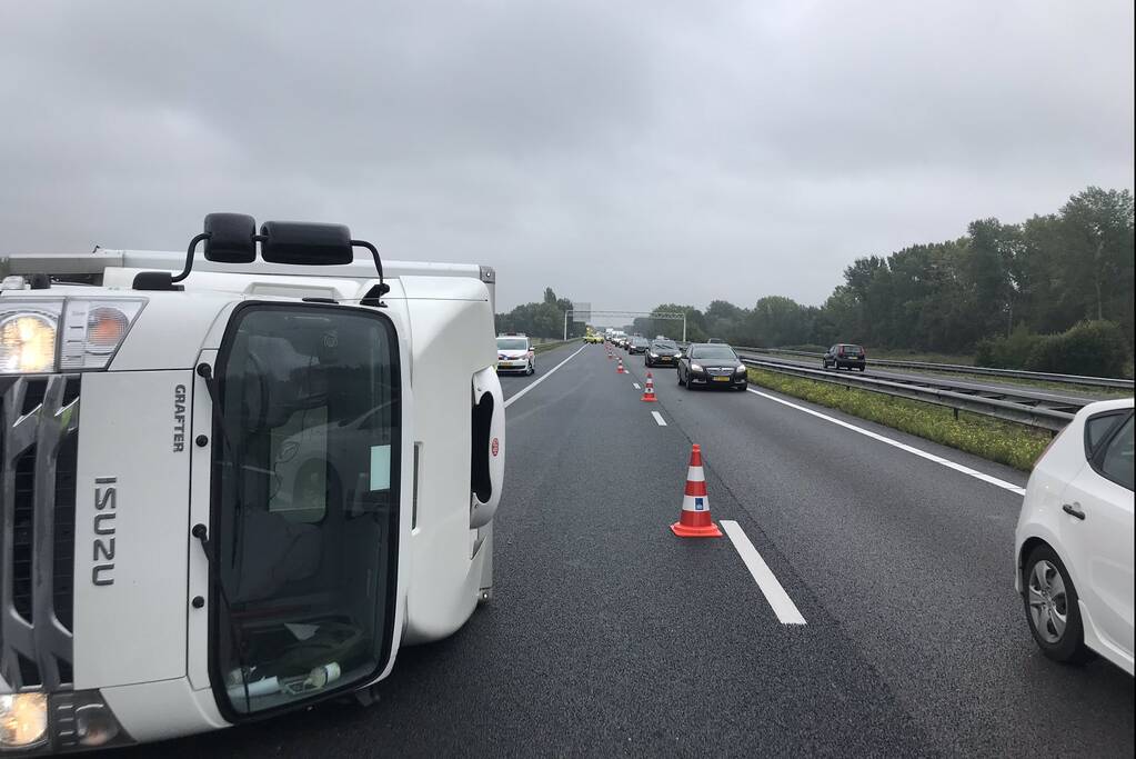 Rijstrook afgesloten na ongeval met bakwagen