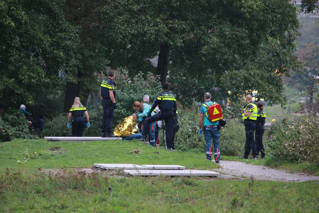 Man door hulpdiensten uit kanaal gehaald