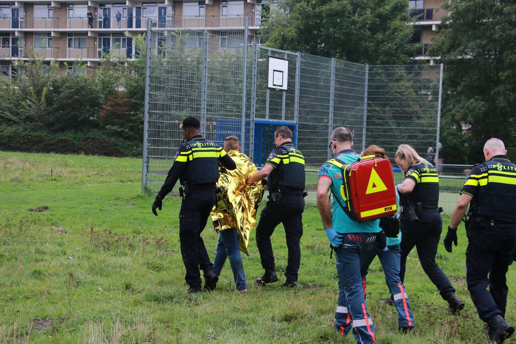 Man door hulpdiensten uit kanaal gehaald