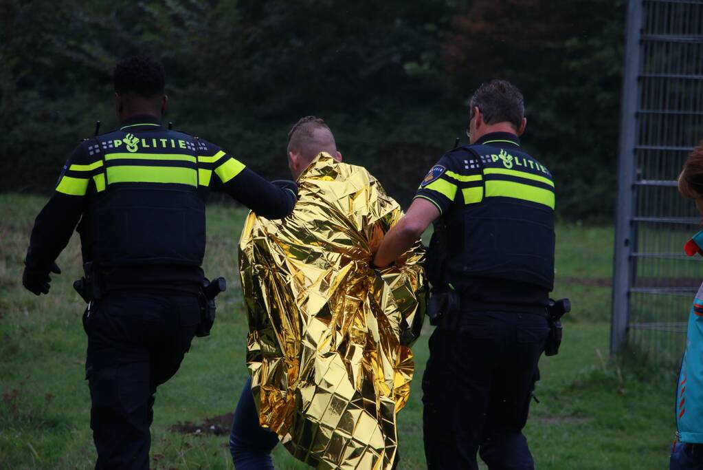 Man door hulpdiensten uit kanaal gehaald